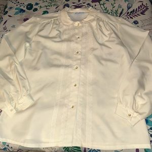 VINTAGE LADY HOLIDAY BUTTON DOWN BLOUSE. SIZE XL. LACEY COLLAR. 
VERY GOOD COND.